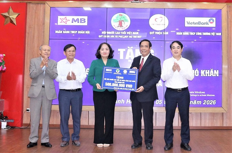 hoi-nct-viet-nam-trao-500-trieu-dong-ho-tro-nguoi-cao-tuoi-khanh-hoa